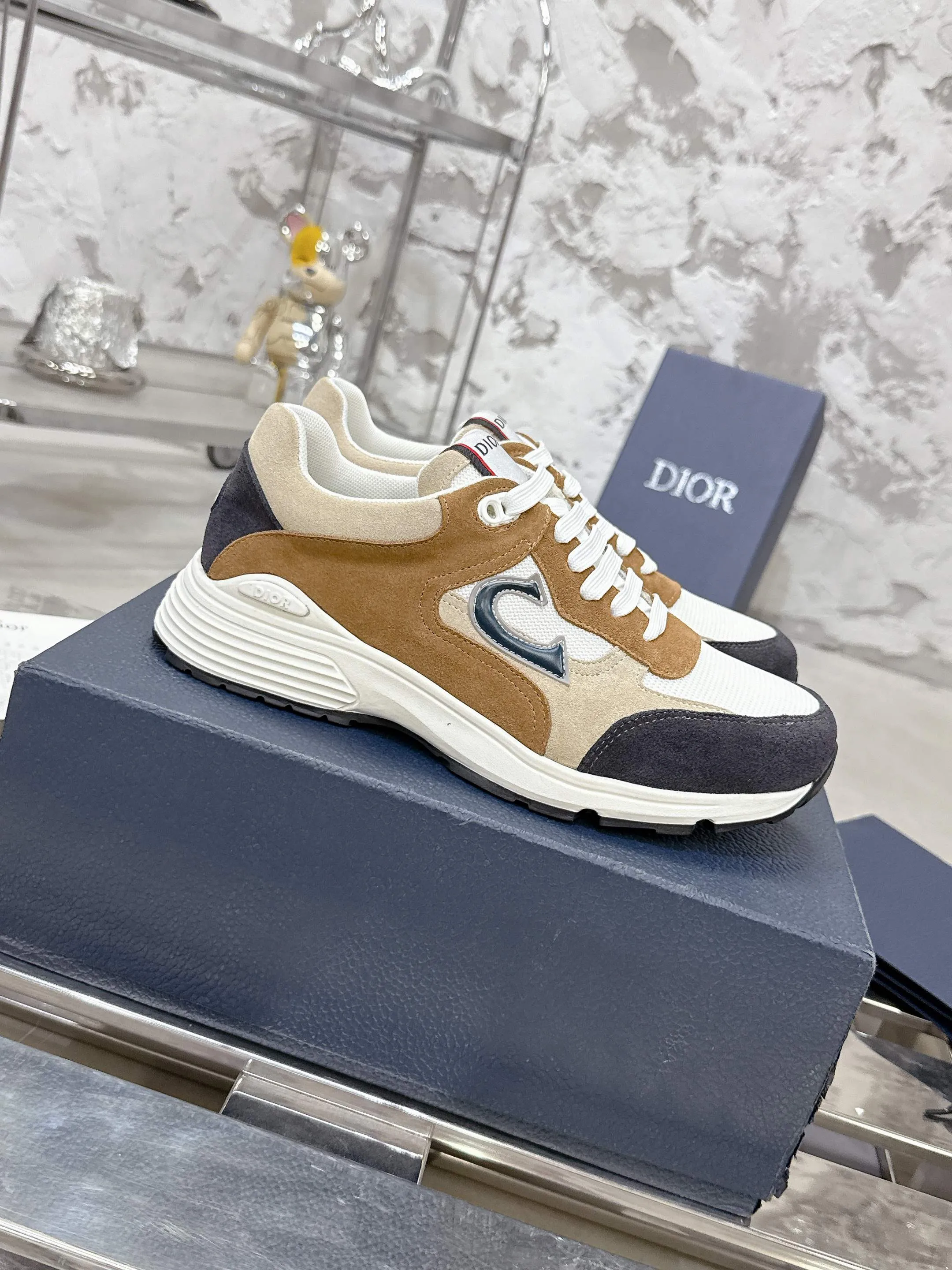 Men's men's shoes💰580💰 Dior Dior's latest color matching B30 series dad sneakers original 17960💰 purchased for development and production Brand new B30 sneakers Dad Shoes style shoes that follow the trend of the retro market The Dior logo on the tongue also indicates that this pair of shoes is the B30 model! B30 uses fine-textured leather and mesh cloth materials to form a shoe body. There are conspicuous letters CD on both sides of the shoe body to indicate identity. Many lines on the shoe body outline details to make the shoes look less monotonous and full of retro flavor. The delivery counter is exquisitely packaged🛍📦 ▪️Fabric: Original customized technical fabric + mesh ▪️Inner lining: Customized breathable lining ▪️Outsole: Original molded IP foam + TPU outsole ▪️Sole thickness: 3.5CM ▪️Size: Men's size 39-46 (Male size 38.45.46 customized)